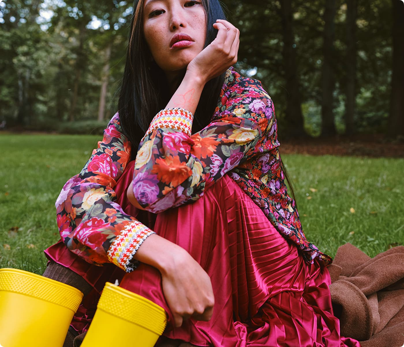 Colección de moda boho: modelo con vestido floral y botas amarillas